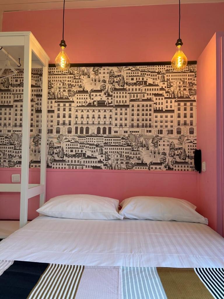 Hotel De La Croix-Rousse Лион Екстериор снимка