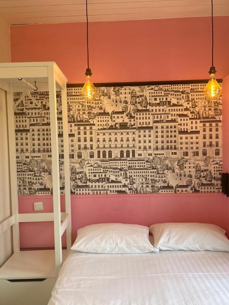 Hotel De La Croix-Rousse Лион Екстериор снимка