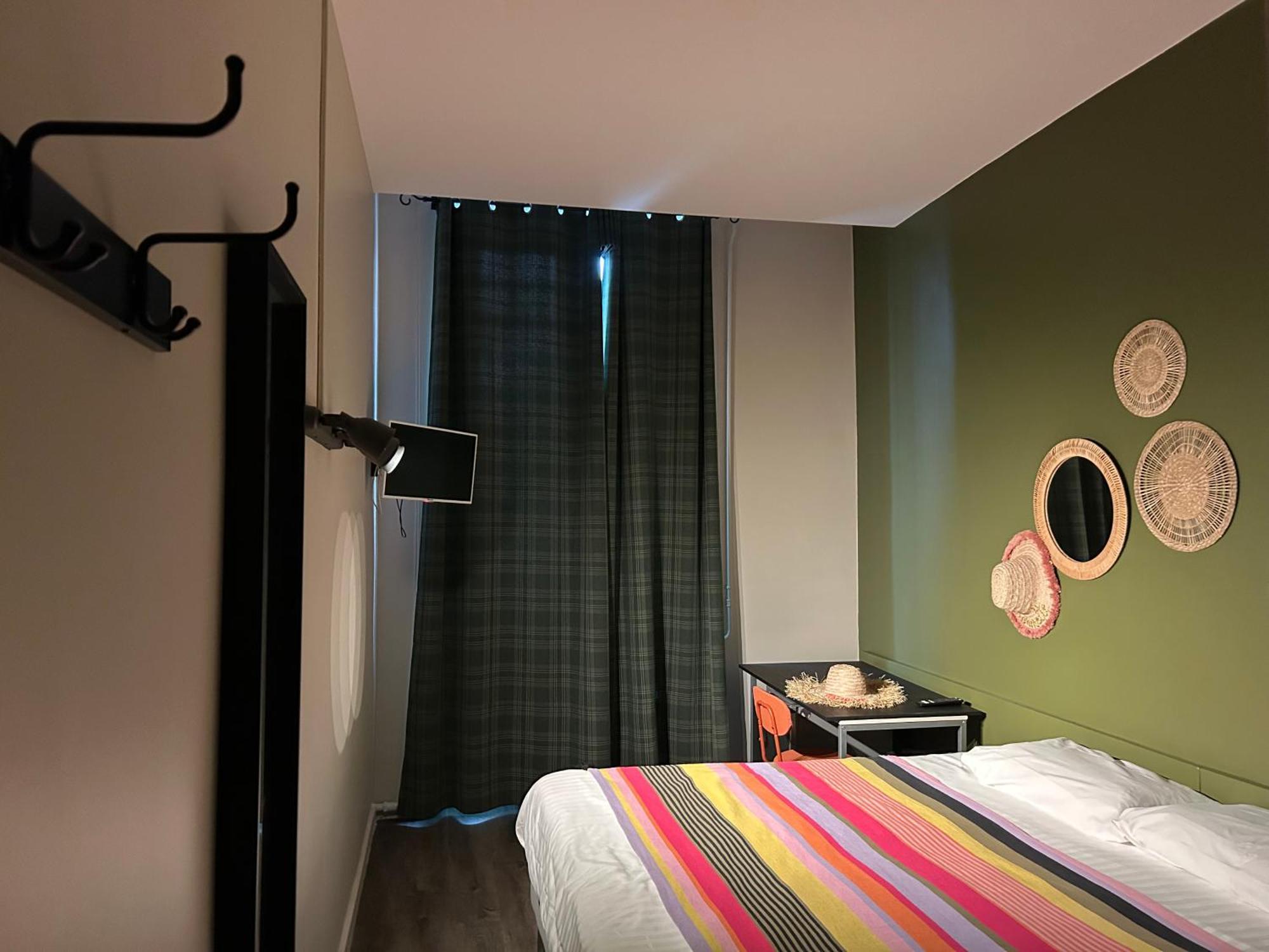 Hotel De La Croix-Rousse Лион Екстериор снимка